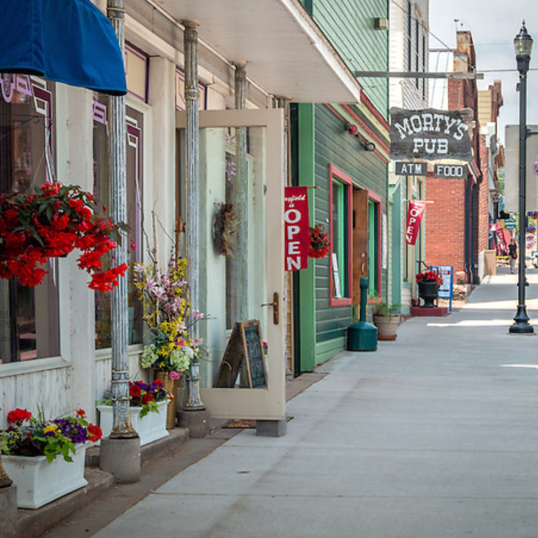 Map and highlights of local attractions near Superior Shores, including Cornucopia, Bayfield, and the Apostle Islands