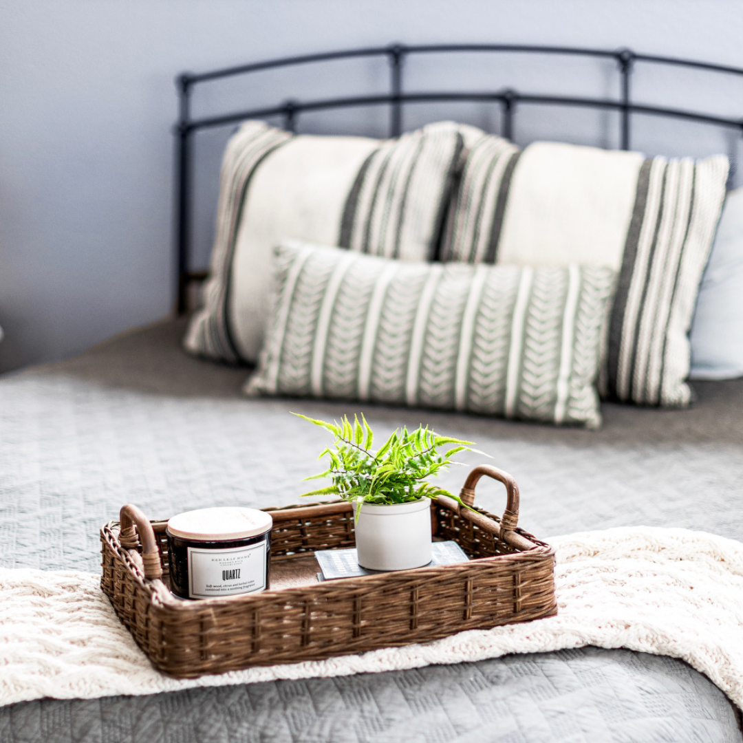 Master bedroom with queen and twin beds, and a second bedroom with queen bed and en suite bathroom at Superior Shores